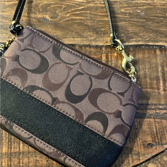 Coach Wristlet Brown Signature Stripe. Great condition , looks new ! - Picture 7 of 9